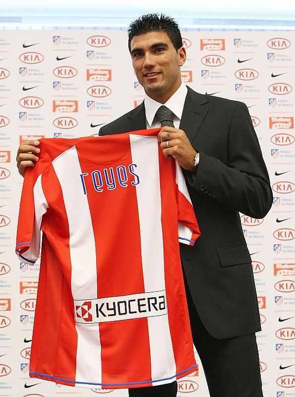 Fotografía de archivo, tomada el 31/7/2007, de José Antonio Reyes durante su presentación en el estadio Vicente Calderón como nuevo jugador del Atlético de Madrid