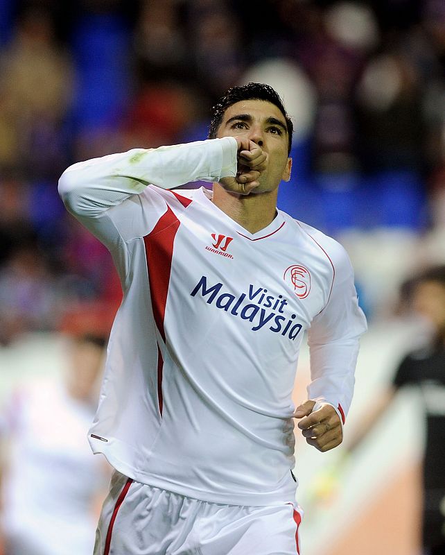 Fotografía de archivo, tomada el 29/4/2015, de José Antonio Reyes mientras celebra un gol del Sevilla durante el partido de la Liga española que disputó con el Eibar en el estadio Ipurua