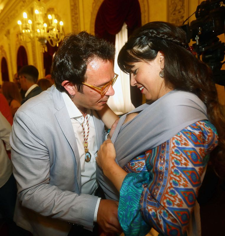 El líder de Adelante Cádiz José María González, "Kichi", tras ser investido de nuevo alcalde de la ciudad recibe la felicitación de su pareja y madre de su hija, la líder de Podemos Andalucía, Teresa Rodríguez.