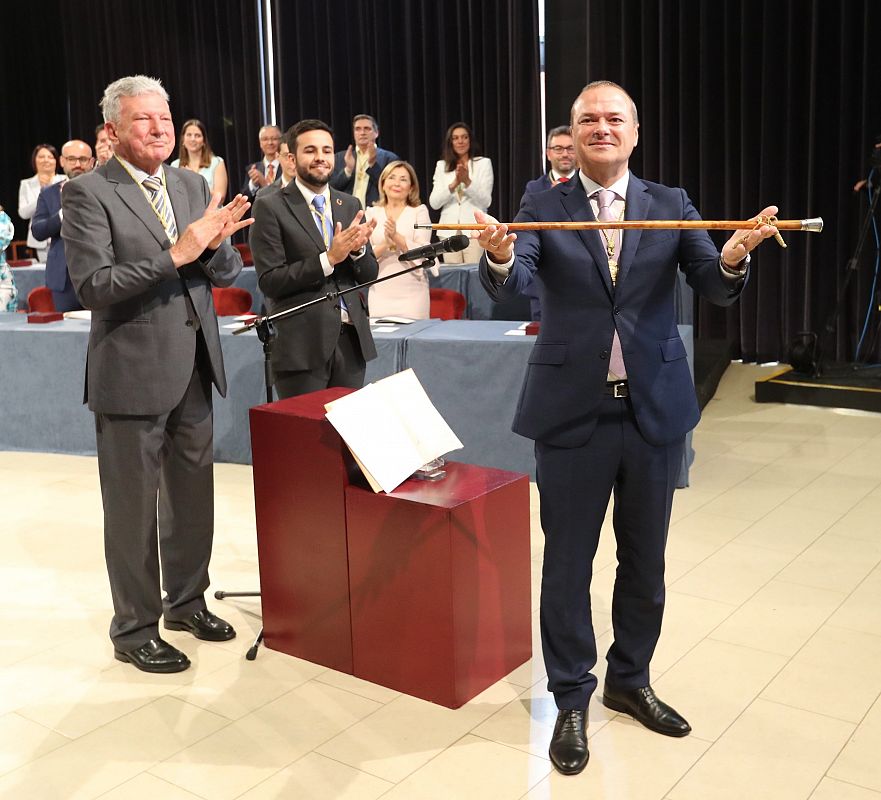 El alcalde de Las Palmas de Gran Canaria, Augusto Hidalgo, con el bastón de mando en el acto de constitución del Ayuntamiento capitalino, celebrado este sábado en el Auditorio Alfredo Kraus.