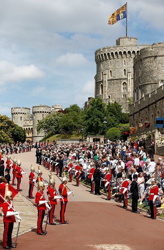 La caballería real monta guardia ante el servicio de la Orden de la Jarreta en el castillo de Windsor.