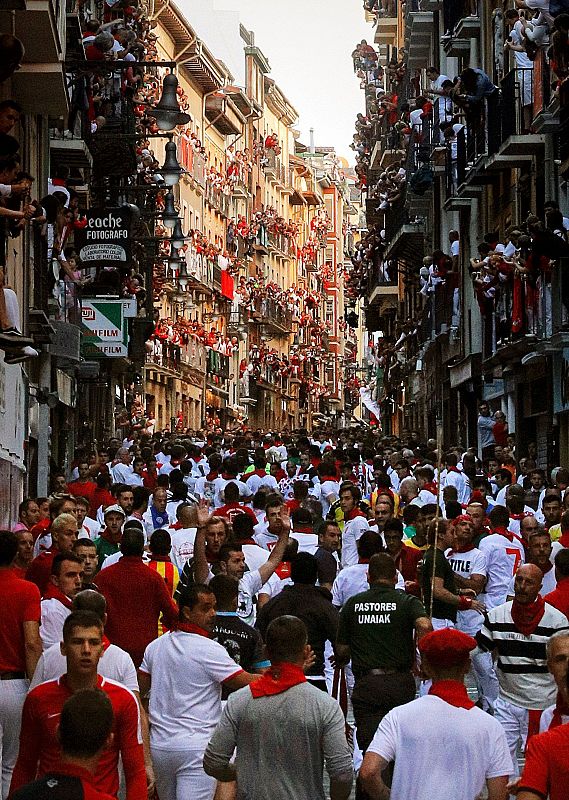 La calle Estafeta llena de mozos