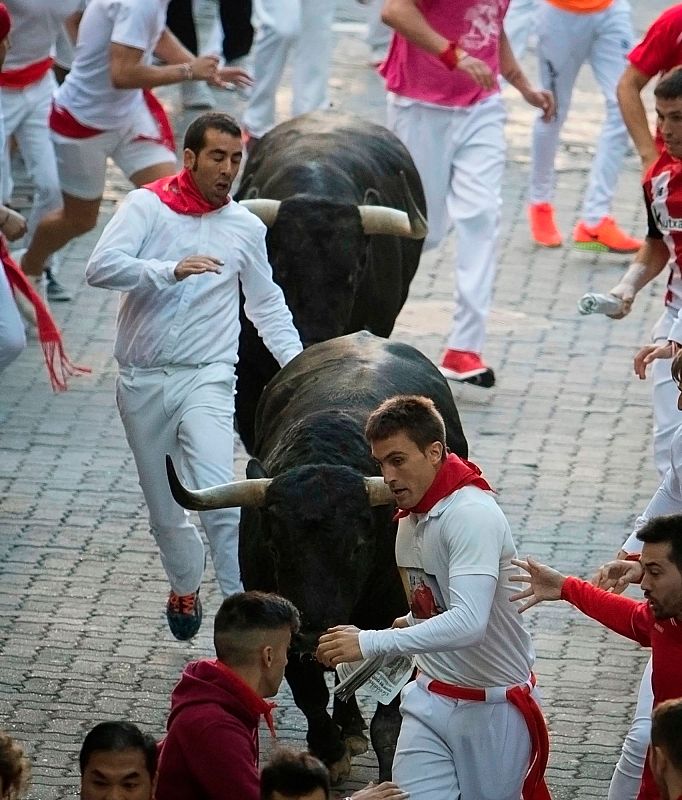 Dos mozos logran colocarse delante de los astados
