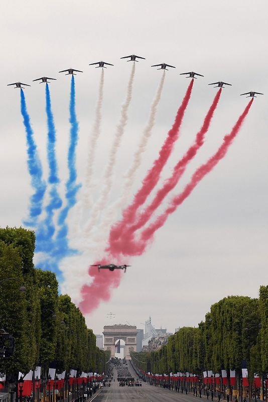 La Patrulla de Francia con los colores de la bandera francesa