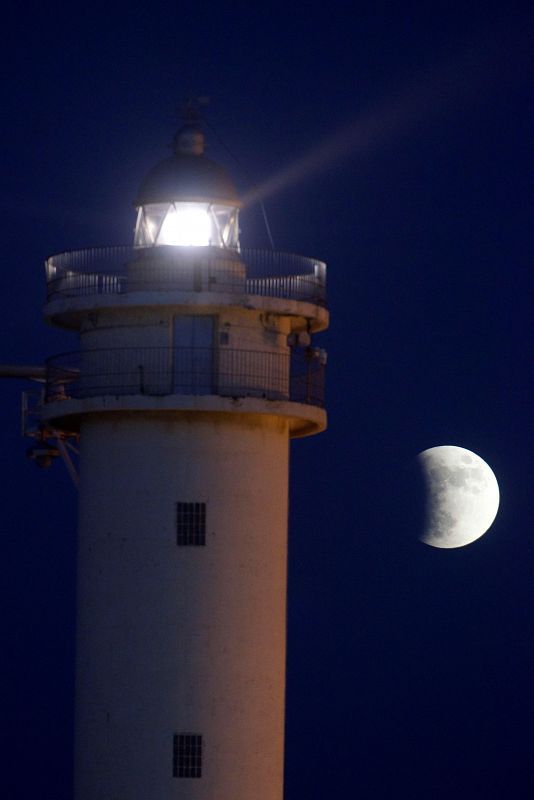 El eclipse parcial de luna, en imágenes