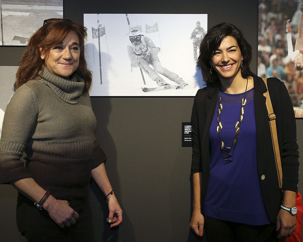 Las esquiadoras Blanca Fernández Ochoa y María José Rienda, ahora secretaria de Estado para el Deporte, posan ante una de las imágenes de Blanca, durante la inauguración de la exposición de fotos de la Agencia EFE sobre mujer y deporte