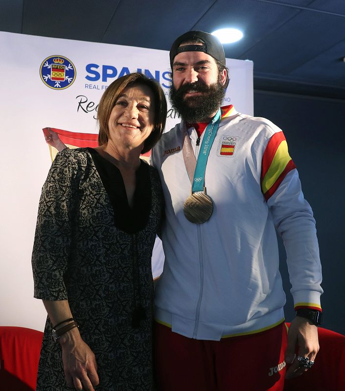 El medalla de bronce Regino Hernández y la esquiadora Blanca Fernandez Ochoa, durante el acto de reconocimiento a los medallistas en los JJ.OO de invierno en PyeongChang