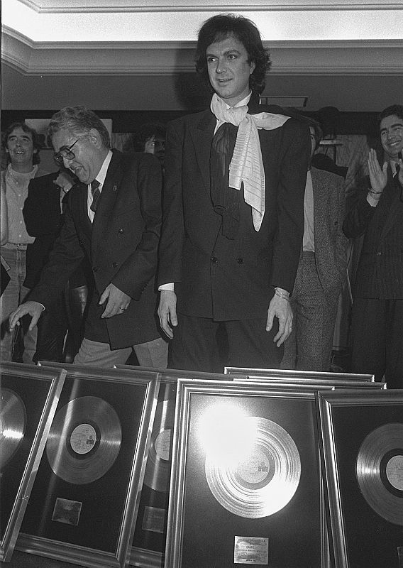 El cantante Camilo Sesto y la actriz Sara Montiel en la entrega del Galardón de la Sociedad General de Autores 1984 celebrada en Madrid.