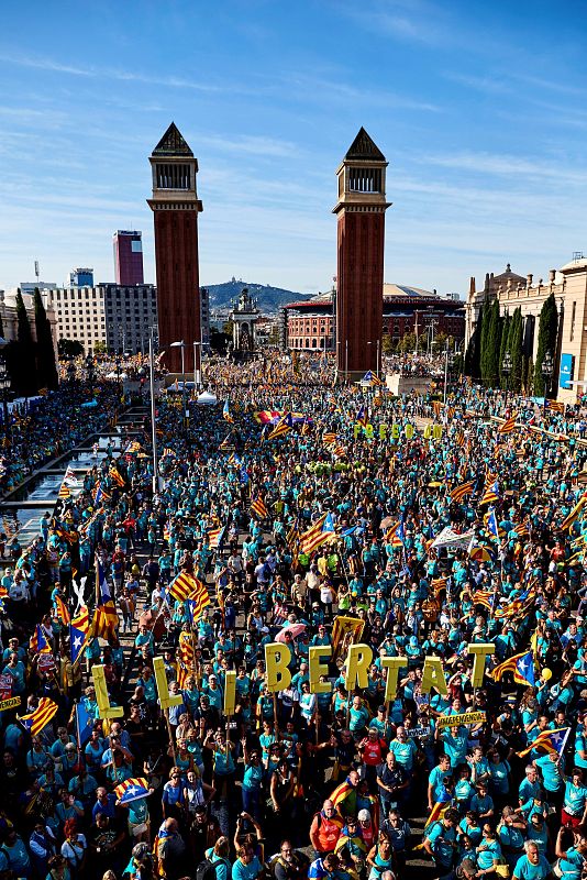 Miles de personas se concentran en la plaza Espanya de Barcelona durante la manifestación independentista convocada este miércoles por la Asamblea Nacional Catalana (ANC) con motivo de la Diada.