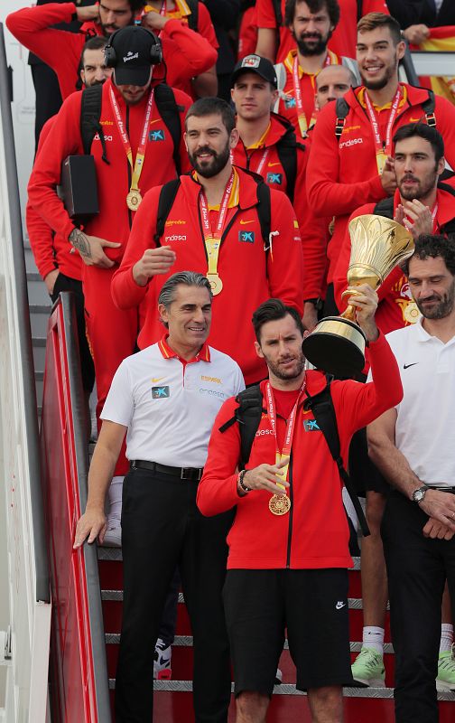 El equipo al completo baja del avión con la copa de campeones del mundo.