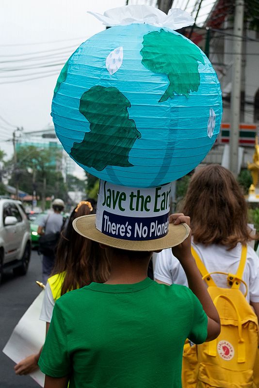 Un manifestante muestra su preocupación con un sombrero