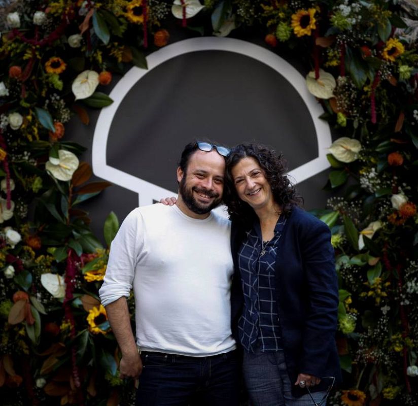 El director César Díaz y la actriz Emma Dib posan durante una entrevista concedida a Efe en San Sebastián, donde presentan su película 'Nuestras madres' en la sección Horizontes Latinos del certamen