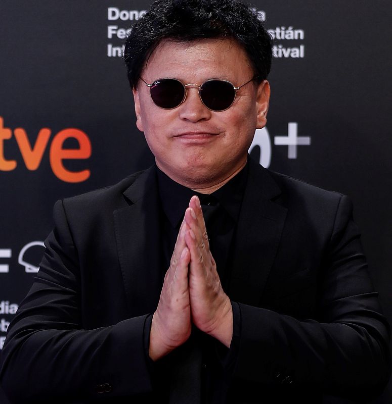 El director Sonthar Gyal posa en la alfombra roja del Festival de Cine de San Sebastián, donde presenta su película 'La mu yu ga bei', que compite en la sección oficial del certamen
