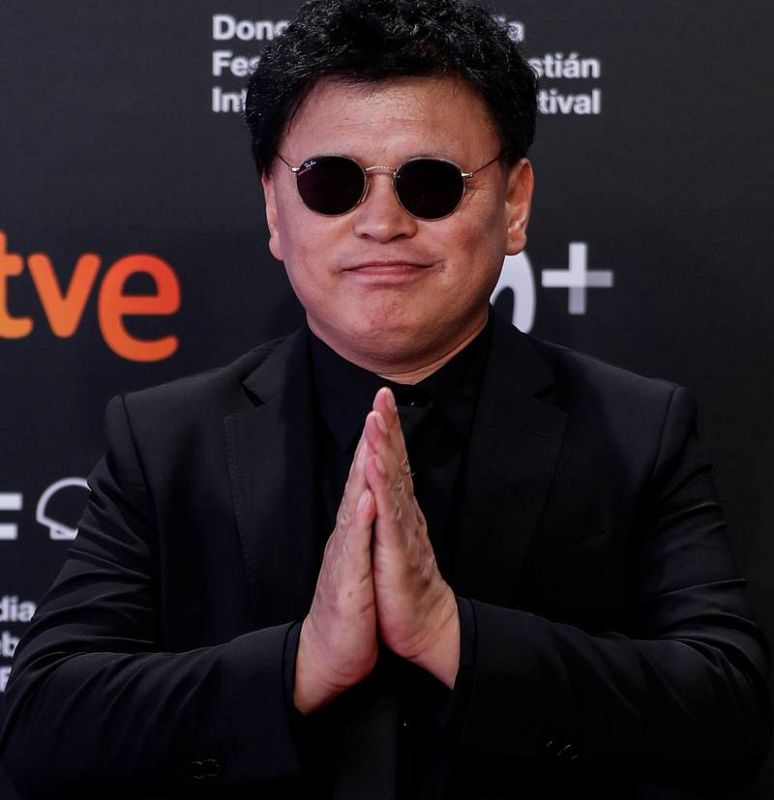 El director Sonthar Gyal posa en la alfombra roja del Festival de Cine de San Sebastián, donde presenta su película 'La mu yu ga bei', que compite en la sección oficial del certamen