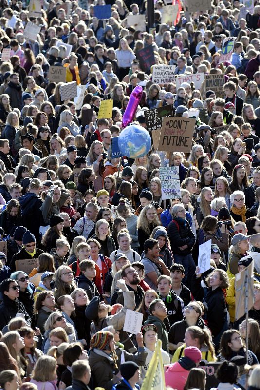 La manifestación organizada por los jóvenes de "Fridays for Future" llega ante las puertas del parlamento de Finlandia, en Helsinki.