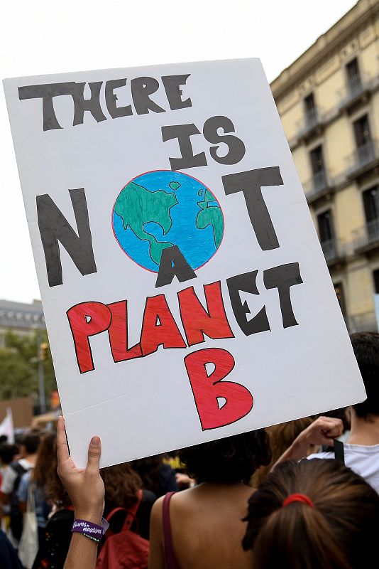 Una pancarta nos recuerda que "no hay un planeta B" al que acudir cuando se acaben los recursos. Son jóvenes manifestantes en Barcelona.