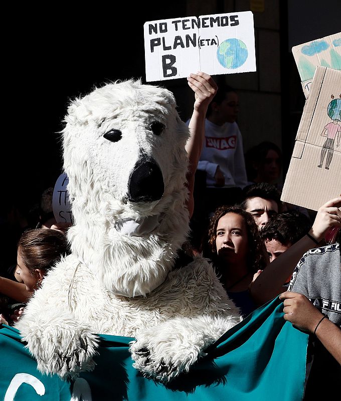 Momento de la concentración este mediodía en la Plaza del Ayuntamiento de Pamplona de cientos de estudiantes que han convocado huelga este viernes en el marco de la jornada de movilización que a nivel mundial han convocado 275 organizaciones.