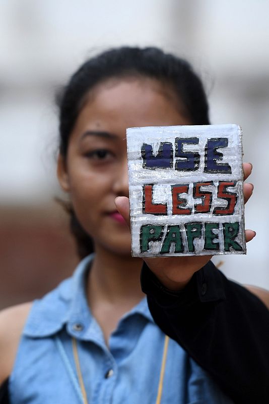 Pancarta con mensaje: "Usa menos papel". En la jornada de cierre de la Huelga Mundial por el Clima en Katmandú, Nepal.