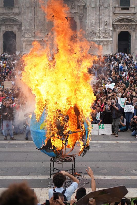 La Tierra en llamas: miles de jóvenes se manifiestan en Milán (Italia) para exigir políticas efectivas que frenen el cambio climático. 156 países han convocado protestas en esta jornada final de la Huelga Mundial por el Clima.