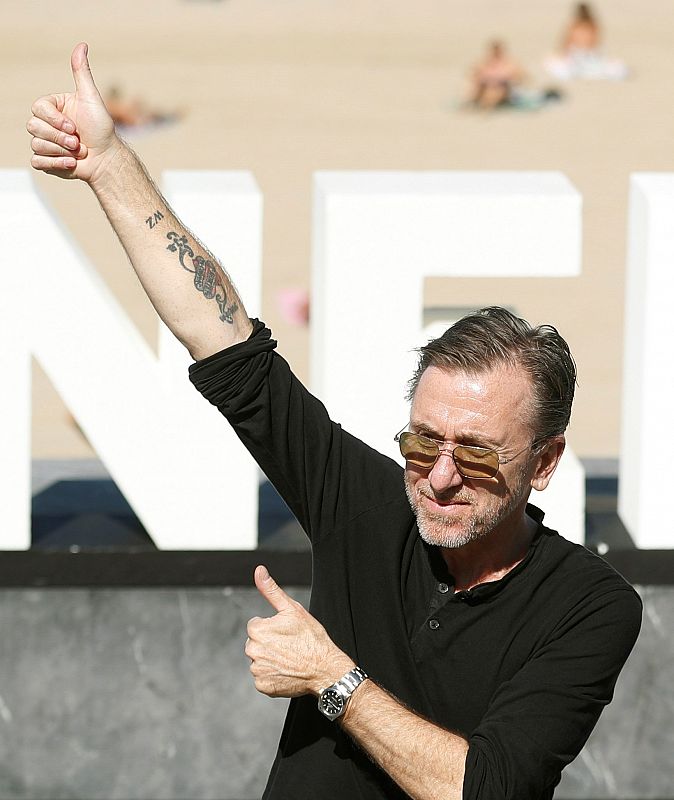 El actor y director británico Tim Roth posa tras presentar su película 'The song of names', que compite en la Sección Oficial del certamen