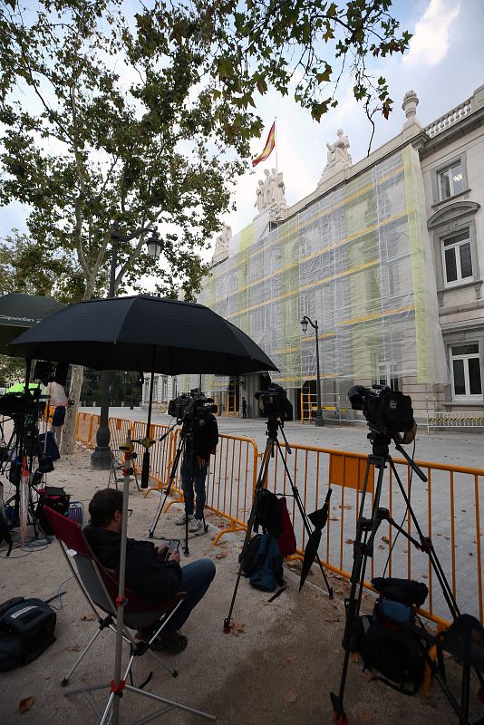 Medios de comunicación permanecen en el exterior del Tribunal Supremo, justo antes de que se hiciesen públicas las condenas.