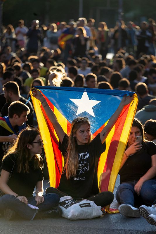 Centenares de personas cortan la Gran Vía de Barcelona en dirección al centro de la ciudad.