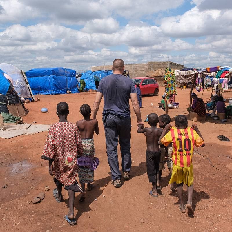  El policía español Gilberto Morales, desplazado en la zona, no pudo mirar a otro lado. Pasa su tiempo libre en el campamento