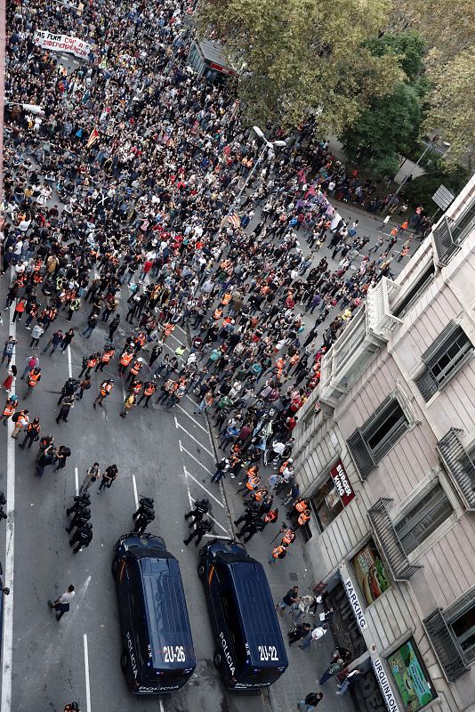  Agentes de la Policía Nacional tratan de dispersar a los centenares de personas que se están concentrando en la plaza de Urquinaona.