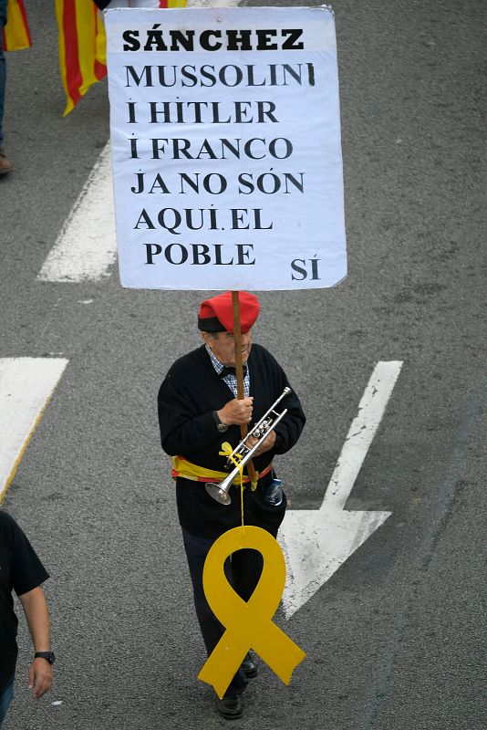 Un manifestante compara al presidente del Gobierno español en funciones, Pedro Sánchez, con los grandes dictadores del siglo XX.