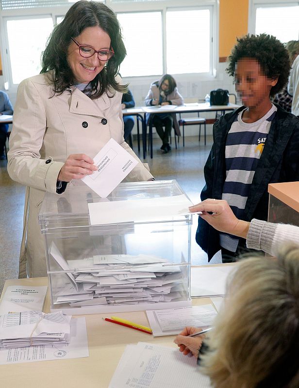 La vicepresidenta de la Generalitat Valenciana, Mónica Oltra, ejerce su derecho al voto su colegio electoral de en Riba-roja (Valencia) .