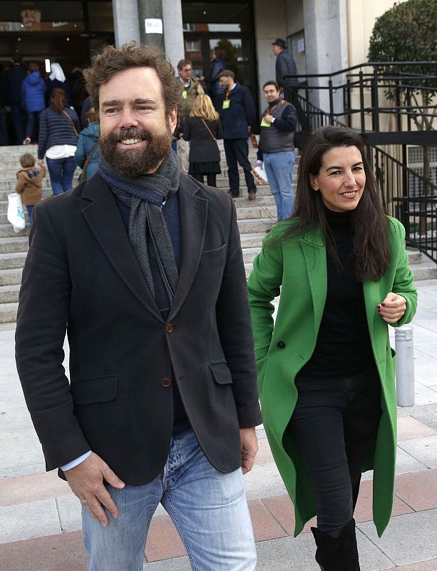  El portavoz de Vox en el Congreso Iván Espinosa de los Monteros y su mujer, Rocío Monasterio, tras votar en un colegio de la capital de España.