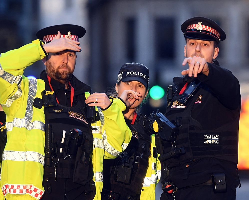 Oficiales de policía observan lo ocurrido en el Puente de Londres