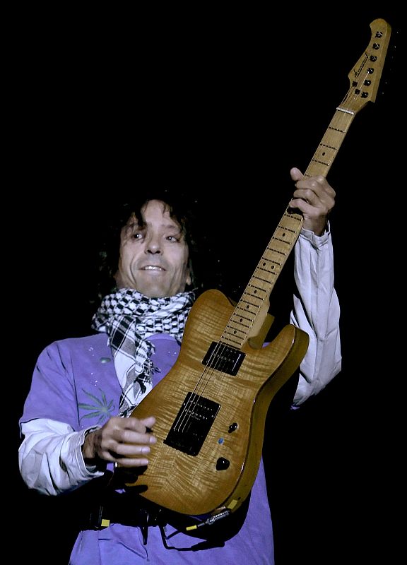 Roberto Iniesta durante la actuaci&oacute;n en el estadio San L&aacute;zaro al omienzo de las fiestas de San Mateo en Oviedo de 2008.