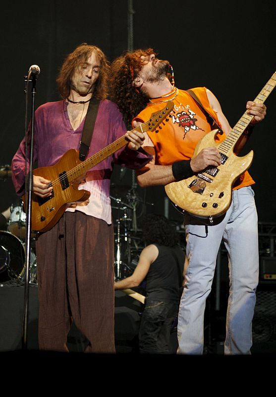Los integrantes de Extremoduro, el cantante Robe Iniesta (i) e Iñaki "Uoho" Antón, durante uno de los dos conciertos que la banda de rock ofreció en el Palacio de los Deportes de Madrid.
