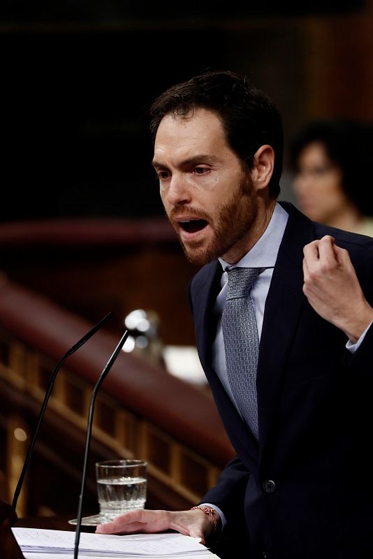 El diputado de Navarra Suma,Sergio Sayas, durante su intervención en la segunda jornada del debate de su investidura como presidente del Gobierno este domingo en el Congreso de los Diputados.