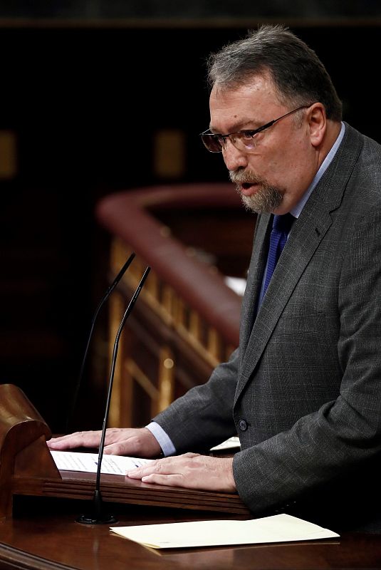 El diputado de Foro Asturias, Isidro Martínez Oblanca, durante su intervención en la segunda jornada del debate de su investidura como presidente del Gobierno este domingo en el Congreso de los Diputados.