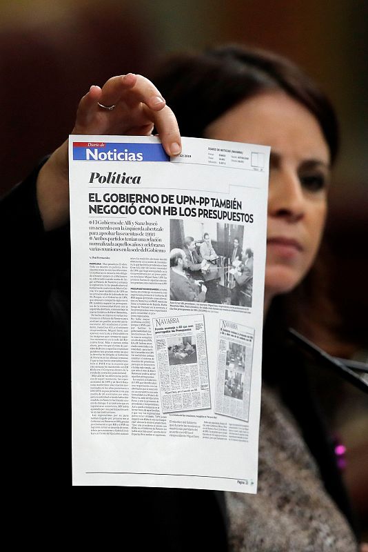 Adriana Lastra, portavoz del PSOE, en la tribuna de oradores durante la segunda jornada del debate de investidura de Pedro Sánchez como presidente del Gobierno, este domingo en el Congreso de los Diputados.