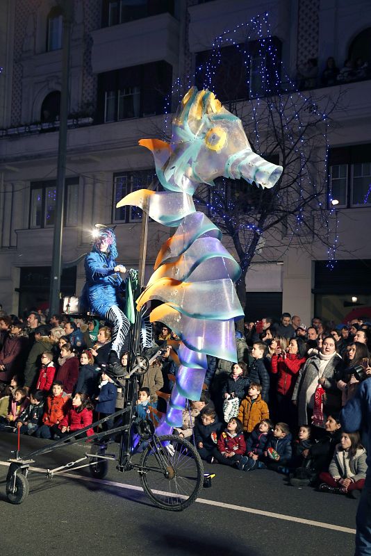 Un caballito de mar, que forma parte del séquito de la cabalgata de los Reyes Magos, en su recorrido por las calles de Bilbao