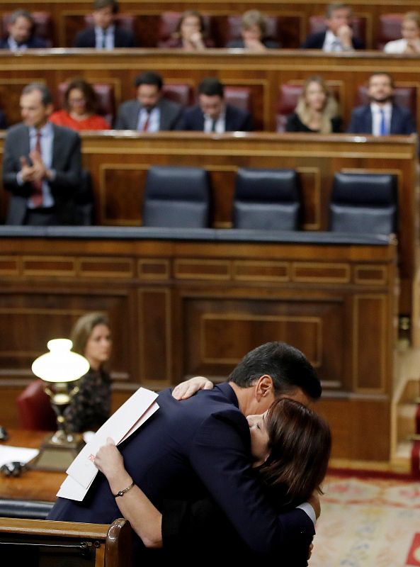 Pedro Sánchez abraza a Adriana Lastra tras su intervención