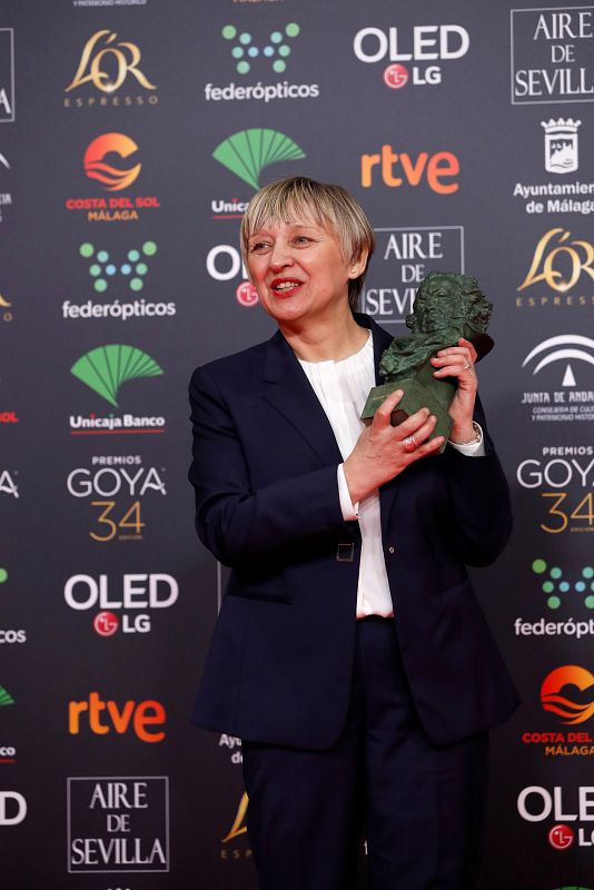 Los mejores momentos de los Goya 2020: Teresa Font posa con el Goya al mejor montaje