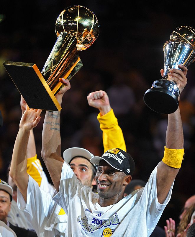 Kobe Bryant sotiene el trofeo de la NBA y el de MVP de las Finales