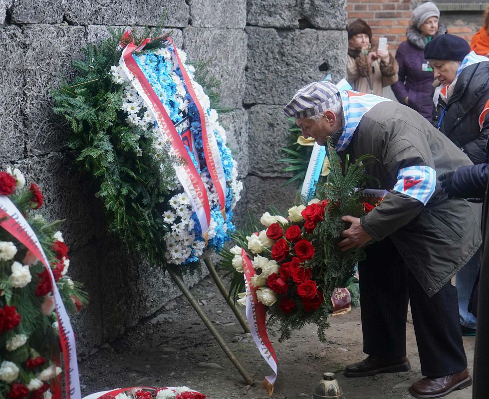 Ofrenda floral ante el 'muro de la muerte' de Auschwitz