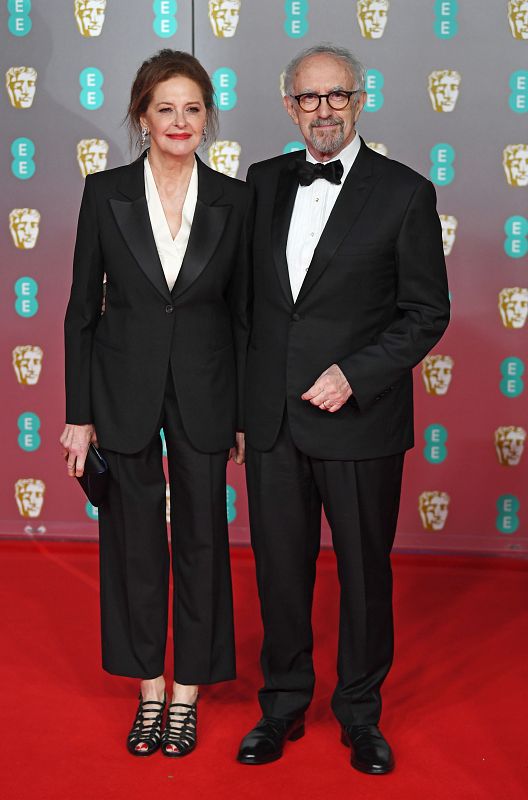 Jonathan Pryce, nominado en la categoría de mejor Actor por 'Los dos papas', posa junto a su mujer, la actriz Kate Fahy