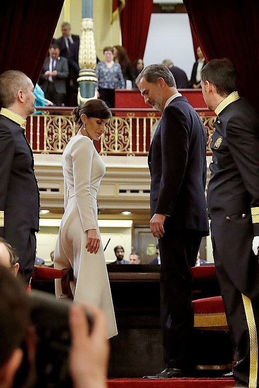 El rey Felipe VI y la reina Letizia durante la sesión solemne este lunes de la apertura de la XIV Legislatura celebrada en el Congreso.