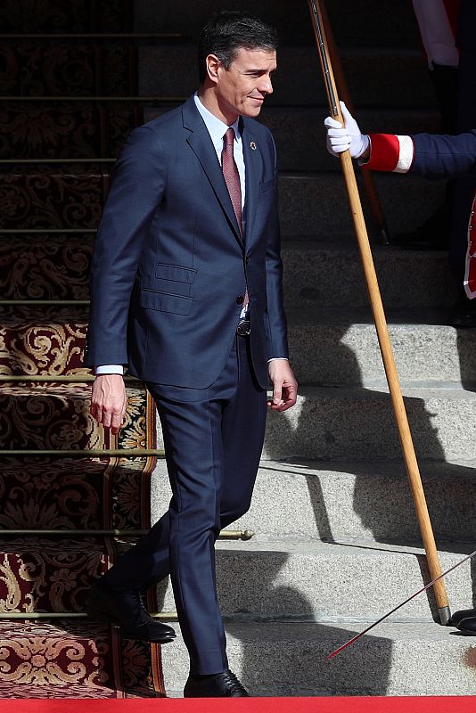 El presidente del Gobierno, Pedro Sánchez, a su salida del Congreso de los Diputados tras asistir este lunes a la apertura solemne de la XIV legislatura.