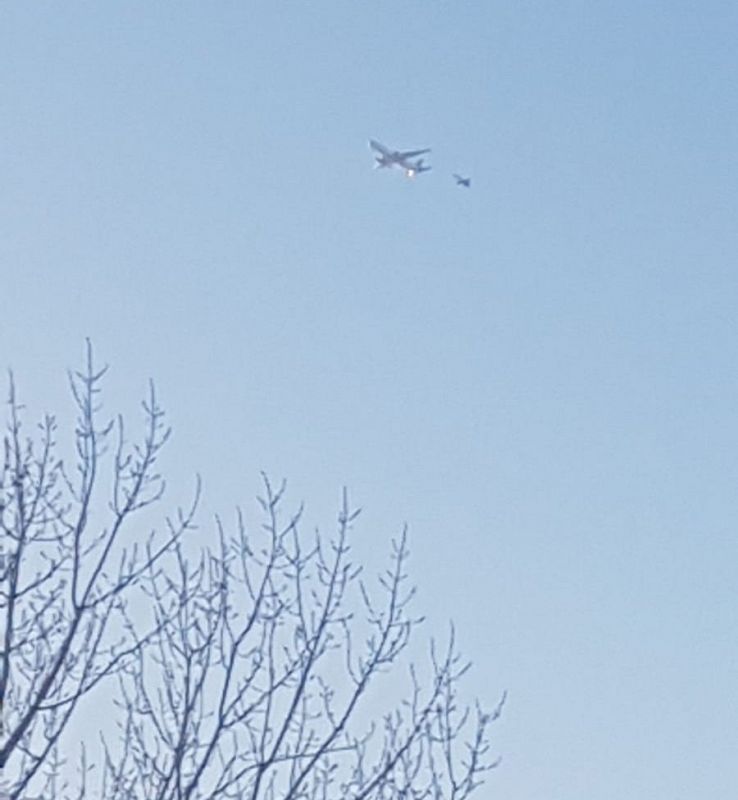 Aterrizaje de emergencia: un caza inspecciona el avión de Air Canada antes del aterrizaje de emergencia en Barajas