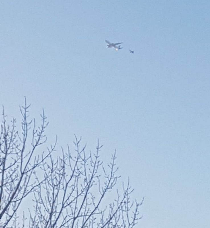 Aterrizaje de emergencia: un caza inspecciona el avión de Air Canada antes del aterrizaje de emergencia en Barajas