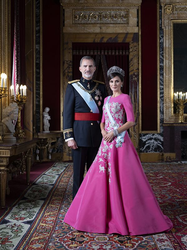 El rey Felipe VI y la reina Letizia en su nueva fotografía oficial conjunta en el Palacio Real. En esta ocasión, ambos visten sus atuendos de gala.