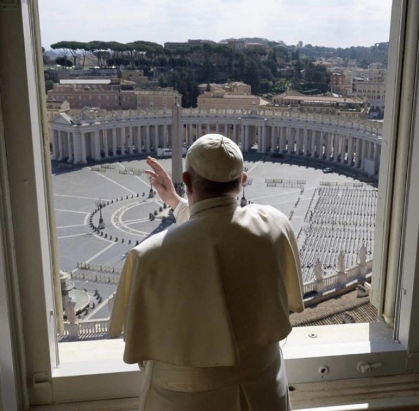 El papa bendice a una plaza del Vaticano vacía por el coronavirus.