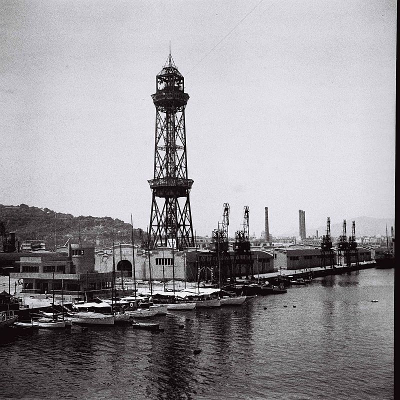 Imagen de varias embarcaciones con la Torre Jaume I del Teleférico de Barcelona al fondo